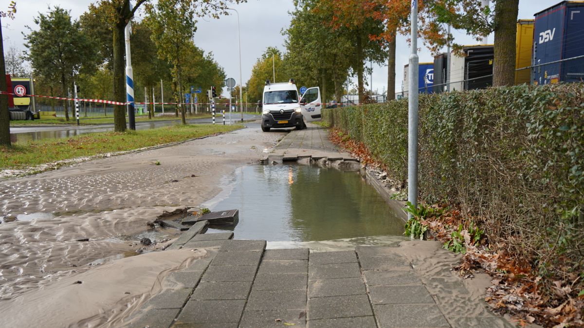 Leidingbreuk in Zwolle zorgt voor groot zinkgat op straat