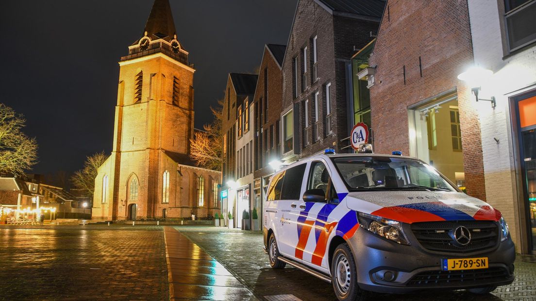 Politie op het Kerkplein in Woerden.