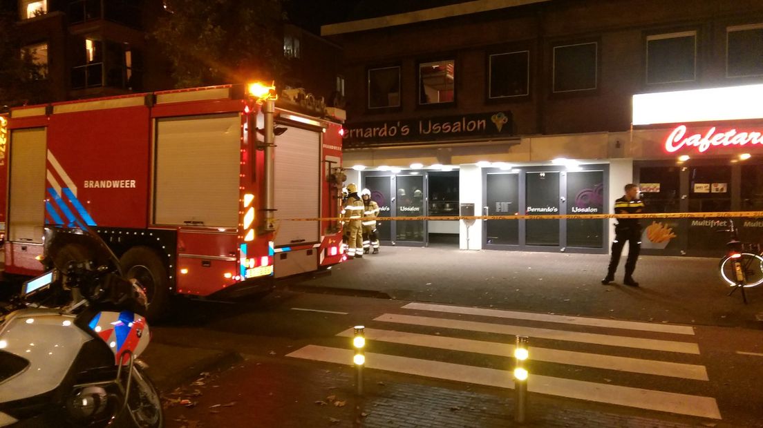 Ongeveer 20 studenten zijn donderdagavond laat door een vloer gezakt tijdens een feest in een studentenhuis boven een ijssalon aan de Notaris Fischerstraat in Ede.