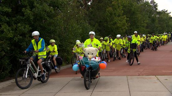 Tachtig kinderen op fietsvakantie met Ome Joop's Tour