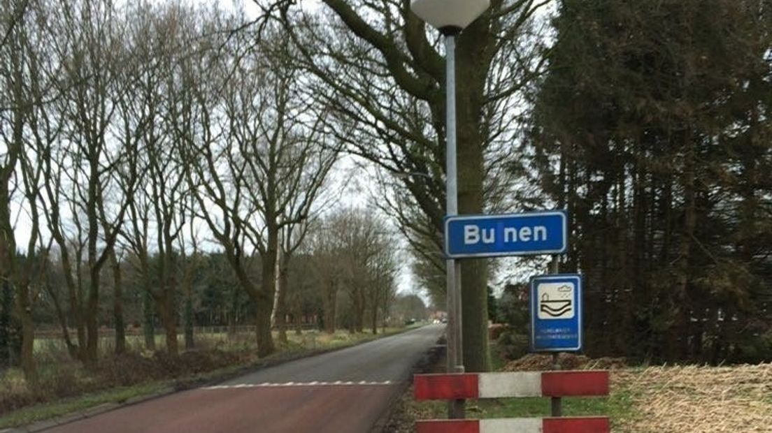 Plaatsnaambord Bunen (Rechten: Huus van de Taol)