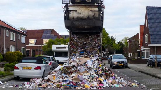 112 Nieuws: Scooterrijder zwaargewond bij aanrijding in Enschede | Vuilniswagen dumpt papier op straat in woonwijk. 112 Nieuws: Scooterrijder zwaargewond bij aanrijding in Enschede | Vuilniswagen dumpt papier op straat in woonwijk.