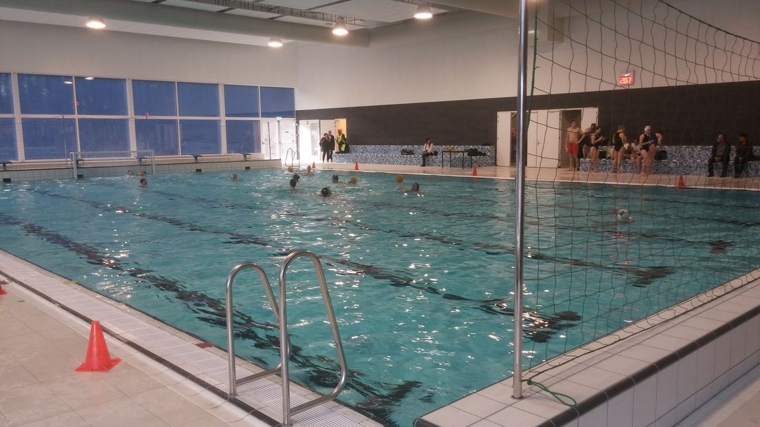 Bijna twee jaar geleden dreigde Terborg het zwembad kwijt te raken, maar nu is er behalve een openluchtbad ook een binnenbad met sauna en Turks stoombad. Het nieuwe zwembad is zondag officieel geopend.