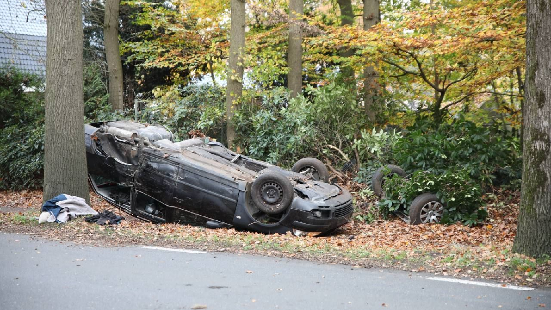Wielen raken los van auto bij ongeluk, twee zwaargewonden.