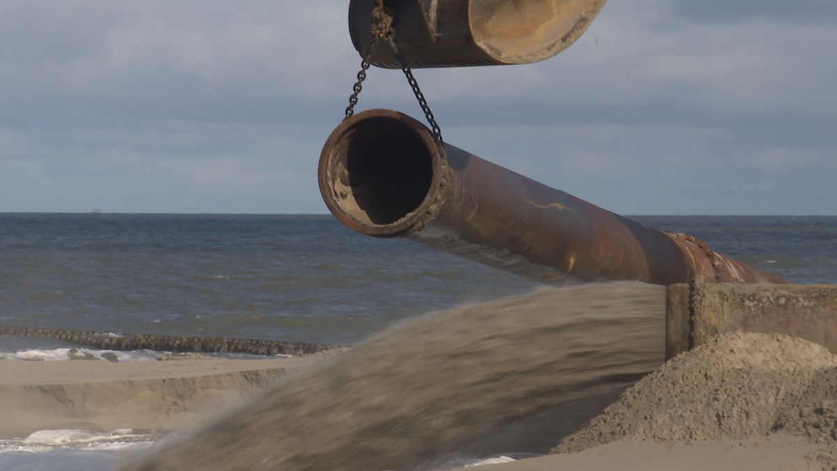 Zeeuwse stranden voor de zomer aangepakt: voor miljoenen euro's zand opgespoten