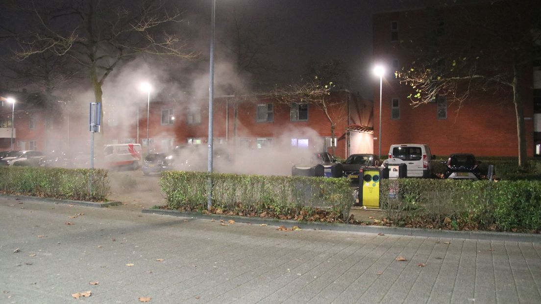 De ondergrondse container staat in brand