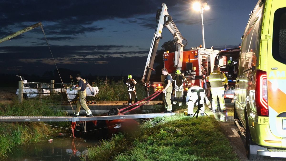 Auto te water: hulpdiensten rukken massaal uit voor ernstig ongeluk