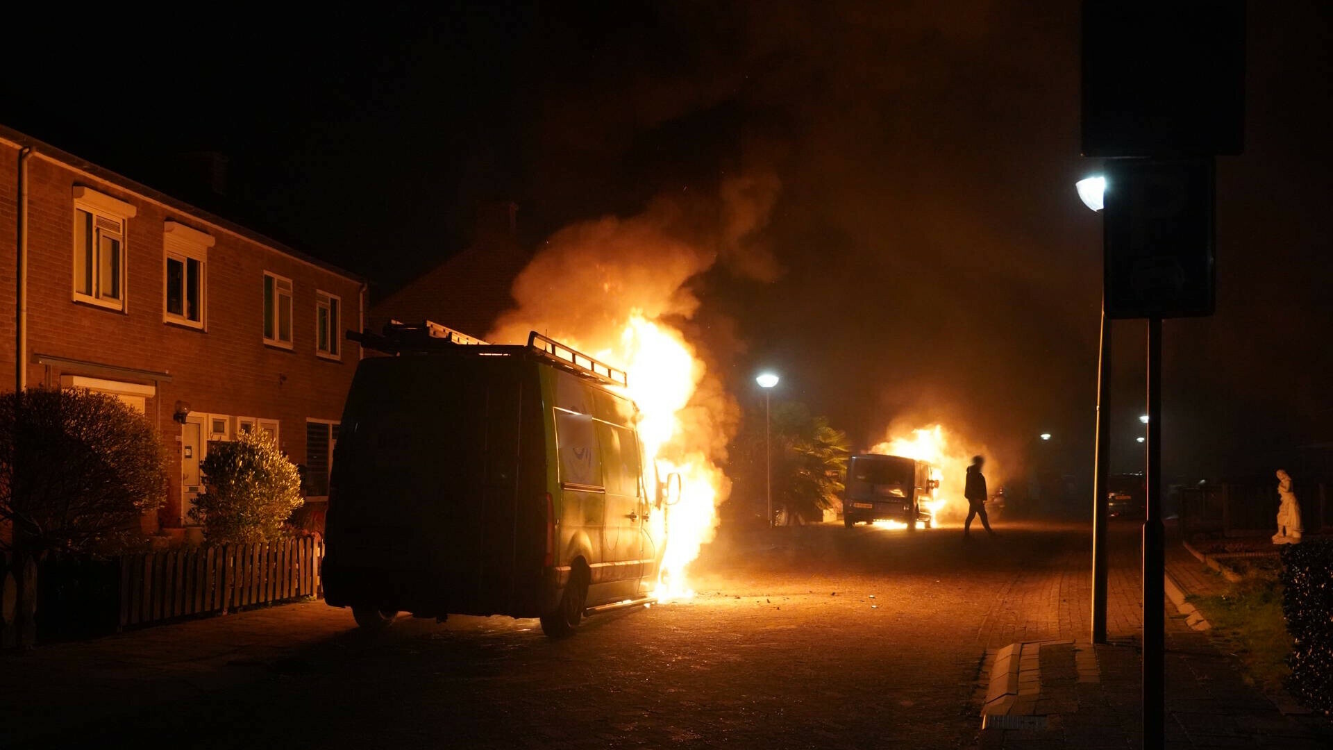 Twee bestelbussen in één straat vatten vlam in Coevorden
