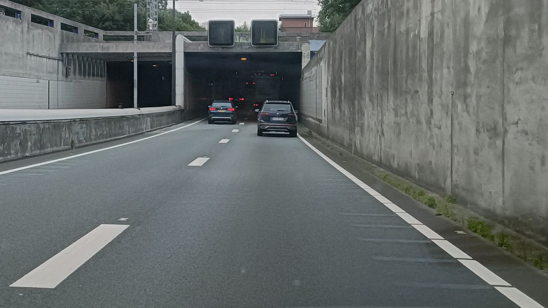 De ribbels liggen ook aan beide kanten vlak voor de tunnels