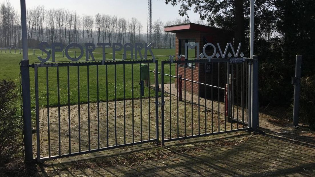 De ingang van het sportpark van voetbalvereniging MOVV in Midwolda