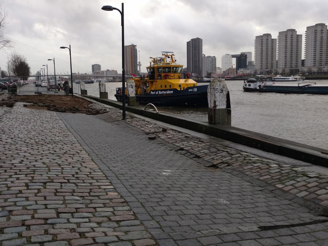 Het verzakte deel van de Maaskade op het Noordereiland in Rotterdam