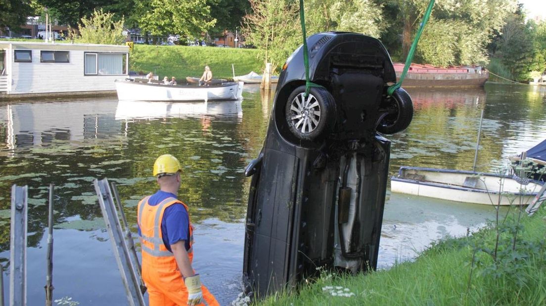 Auto door berger uit water gehaald