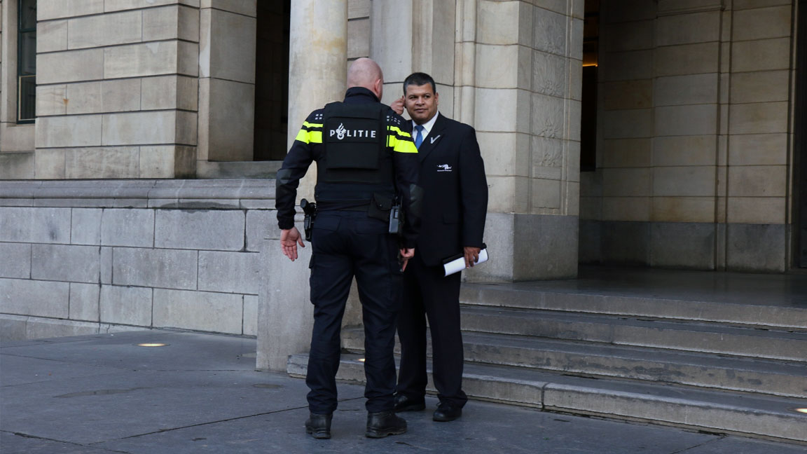 Man Vast Voor Bommelding Stadhuis Rotterdam - Rijnmond