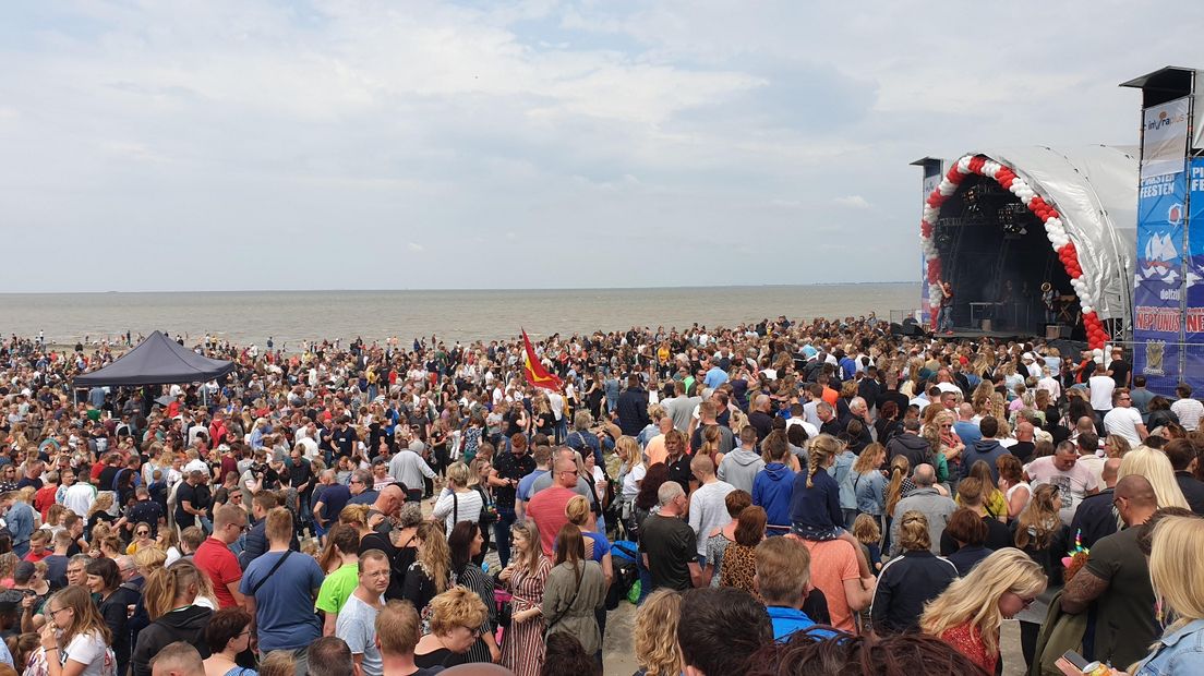 Drukte op het strand van Delfzijl tijdens de laatste Pinksterfeesten in 2019