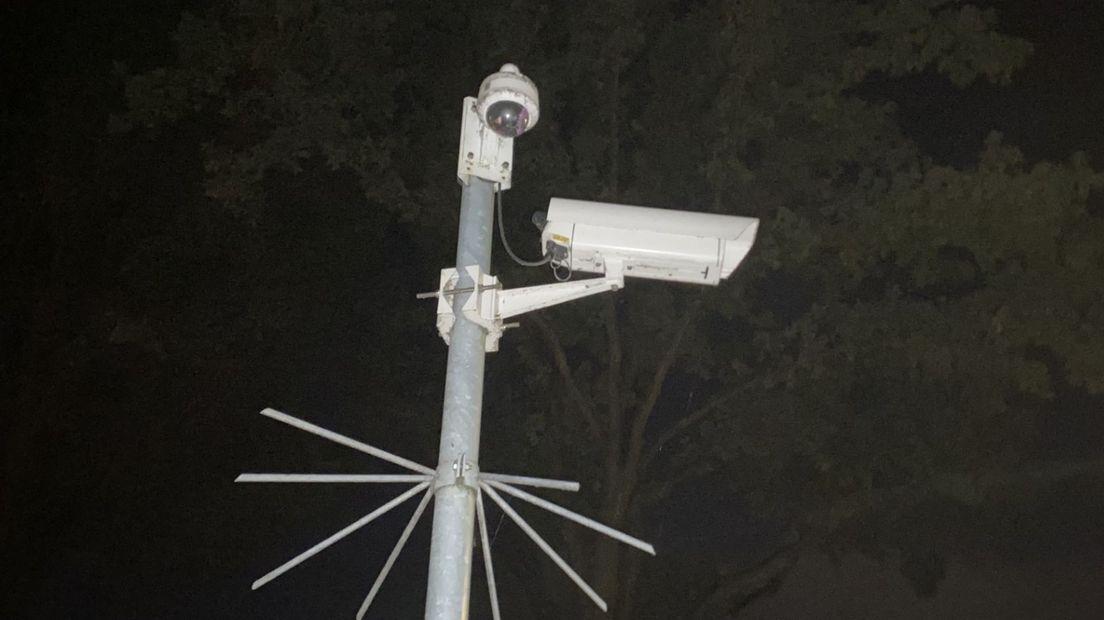 De camera bij de bussluis op de Hogeweg registreert passerende auto's.