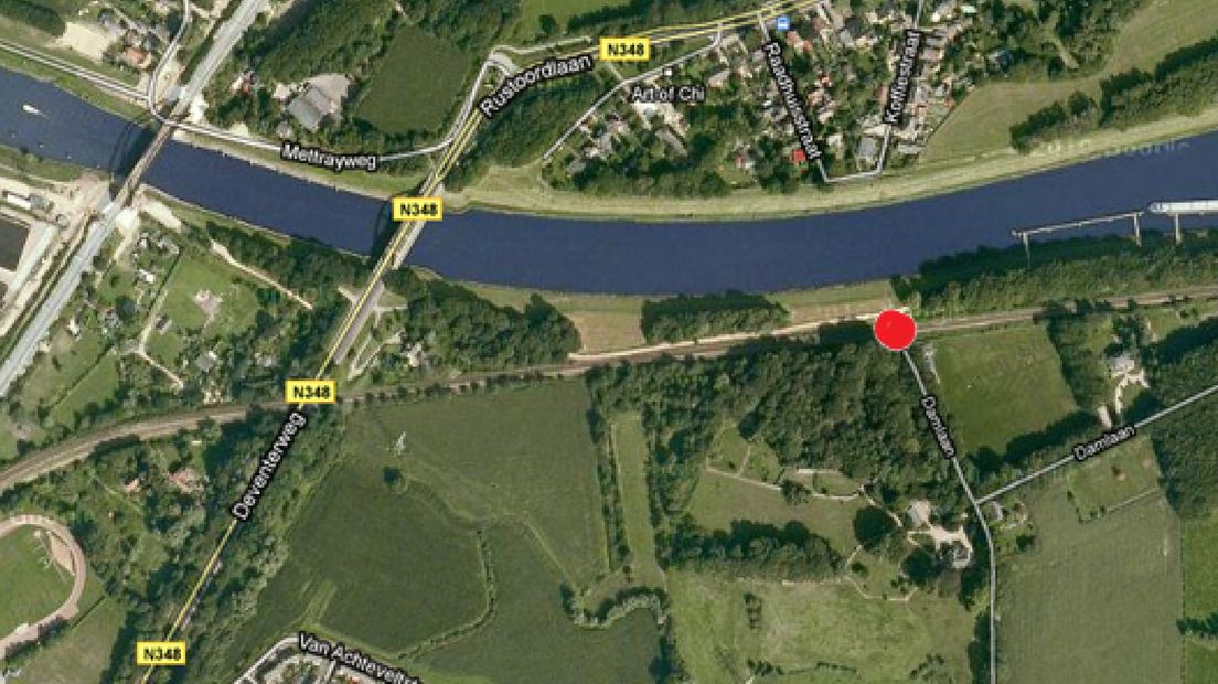 Een 36-jarige vrouw uit Zutphen is zondagavond in Eefde om het leven gekomen na een aanrijding met een trein.