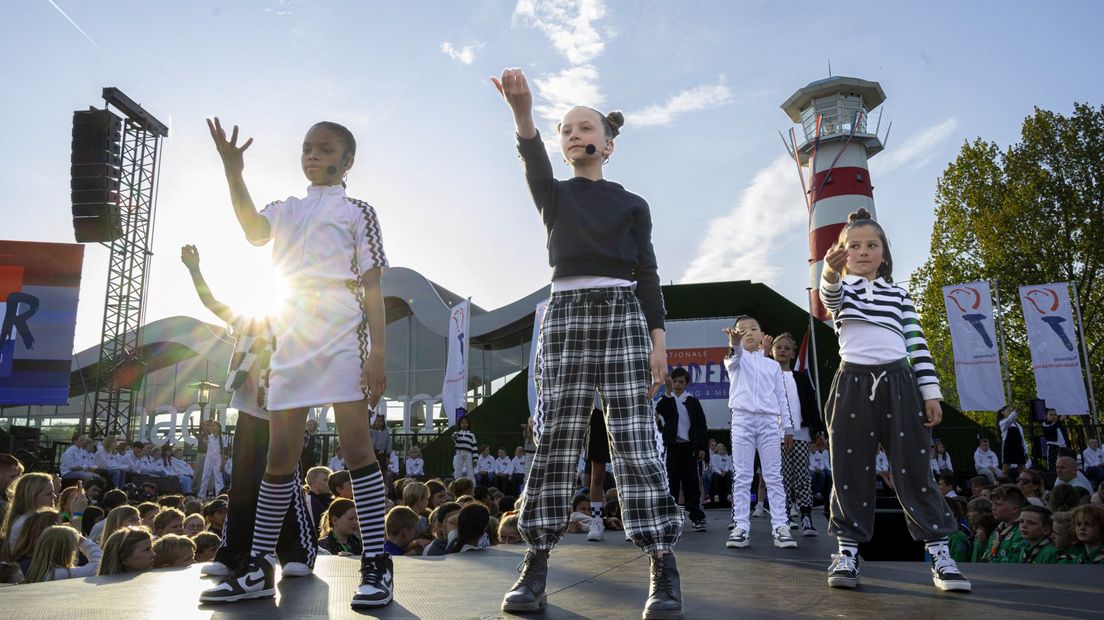 Kinderen voor Kinderen zingt een herdenkingslied