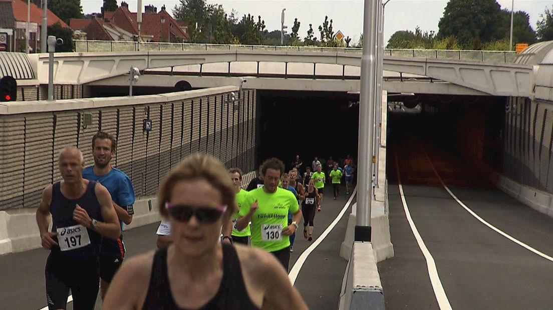 650 deelnemers bij tunnelloop Nijverdal