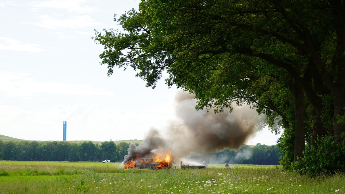 Pickup-truck gaat in vlammen op in Drijber