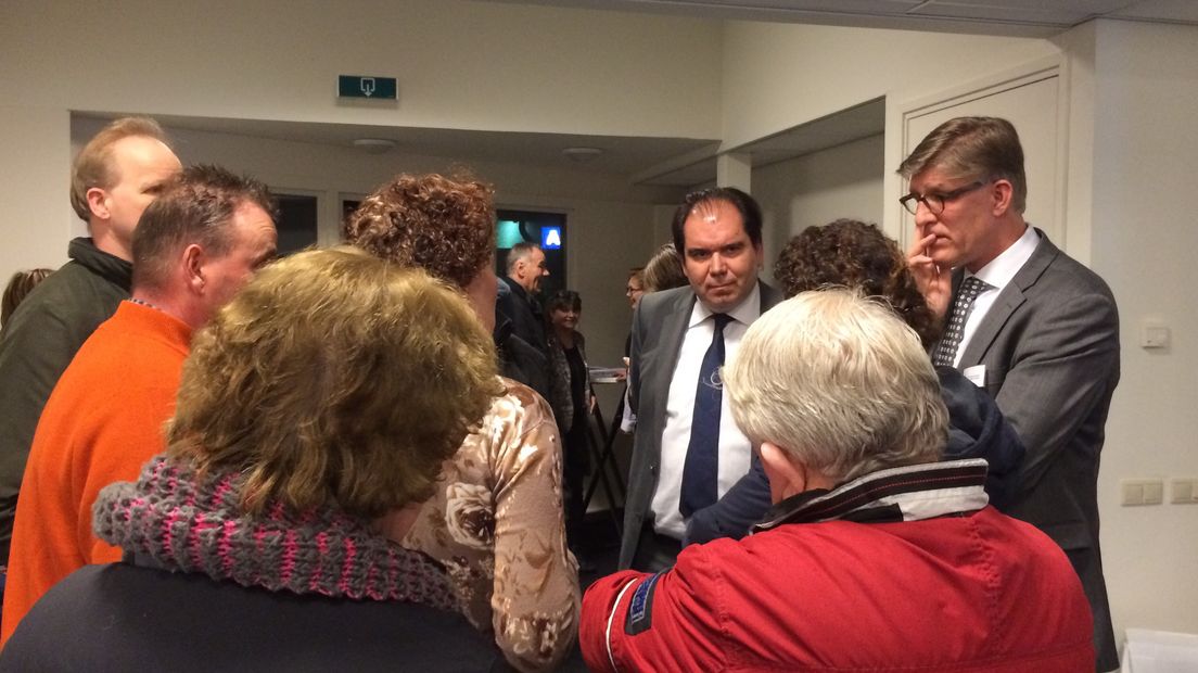 Burgemeester Marcel Thijsen in gesprek met een paar boze omwonenden in Eelde (Rechten: RTV Drenthe / Margriet Benak)