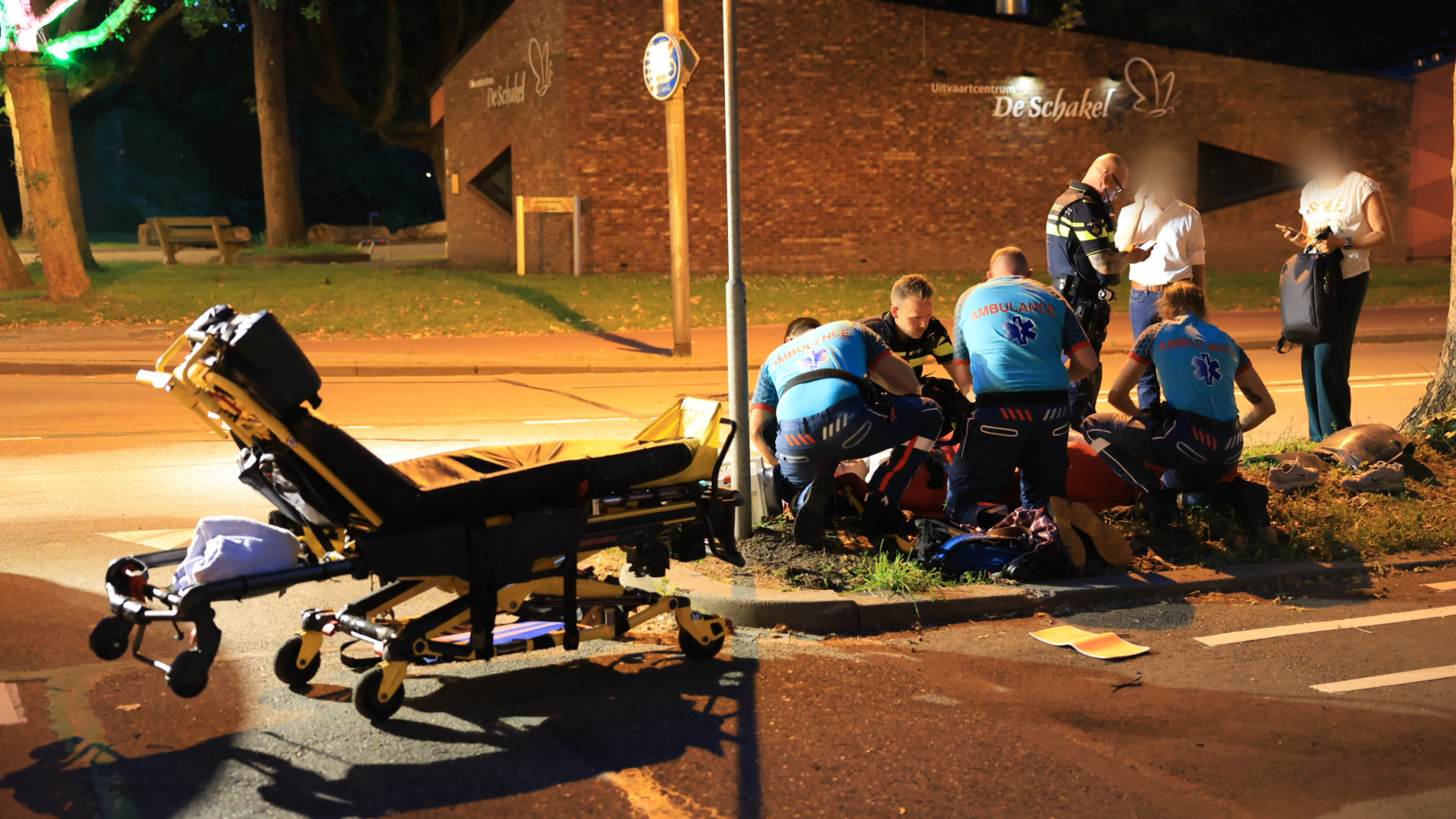 Gewonde fietser achtergelaten na aanrijding met auto.