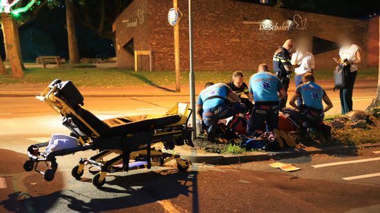 Gewonde fietser achtergelaten na aanrijding met auto. Gewonde fietser achtergelaten na aanrijding met auto.
