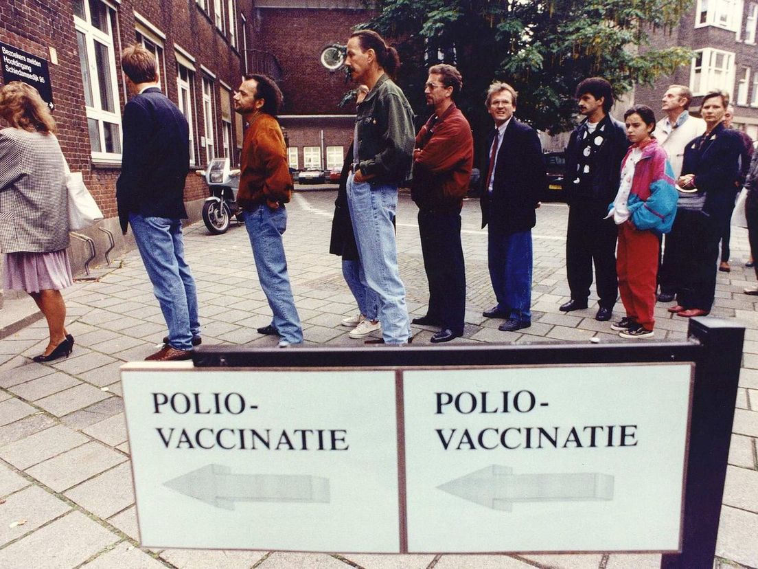 In de rij voor inenting tegen polio in 1992