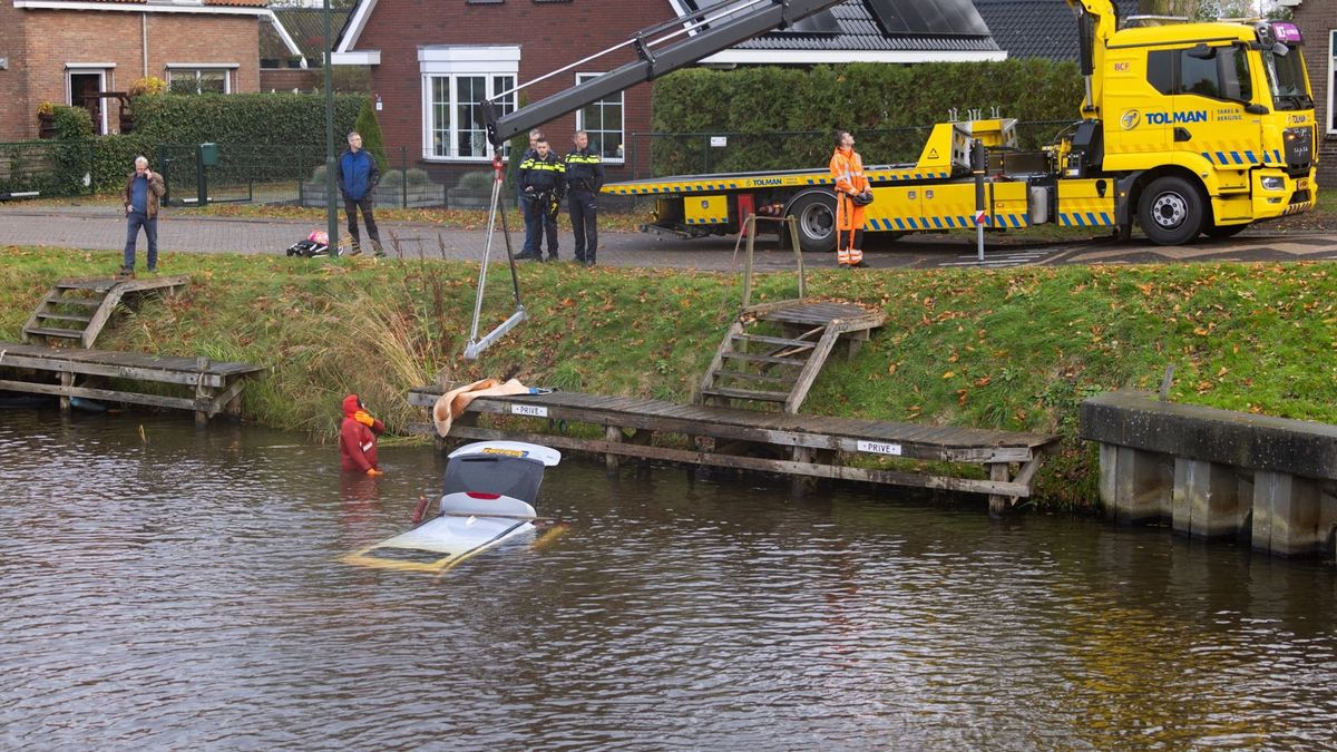 Kind ernstig gewond doordat auto in het water terechtkomt in Opeinde