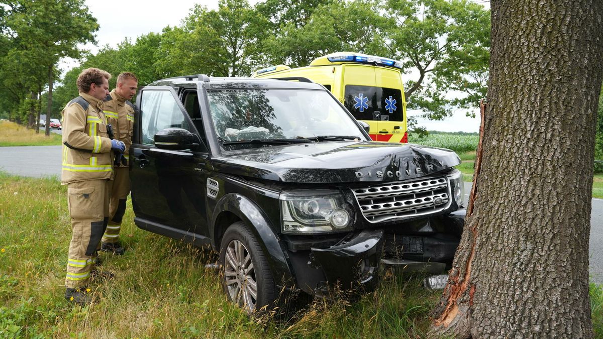 Auto botst tegen boom in Oosterhesselen