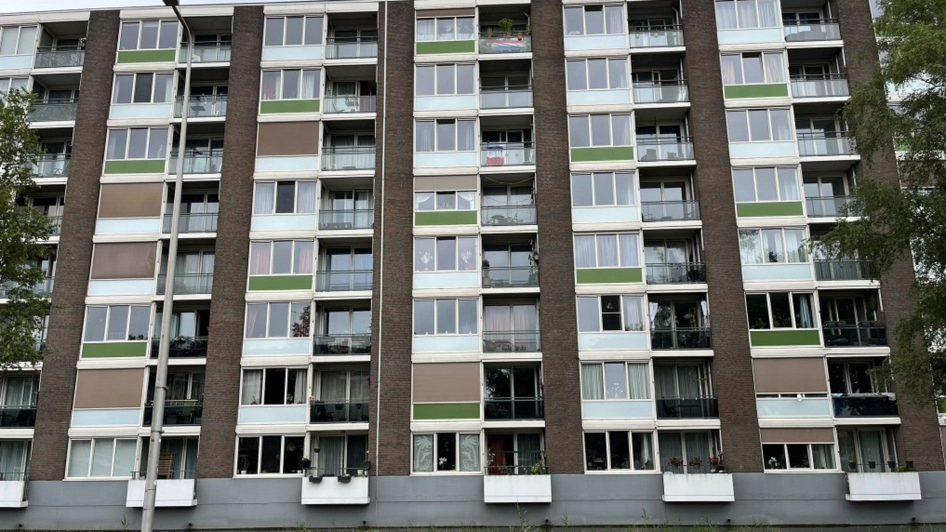 Bewoners van seniorenflat Westerhove wachten nog altijd op nieuwe zonneschermen
