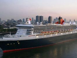 Cruiseliefhebbers kijken deze week hun ogen uit in de Rotterdamse haven: Queen Mary 2 en Aida Prima meren aan