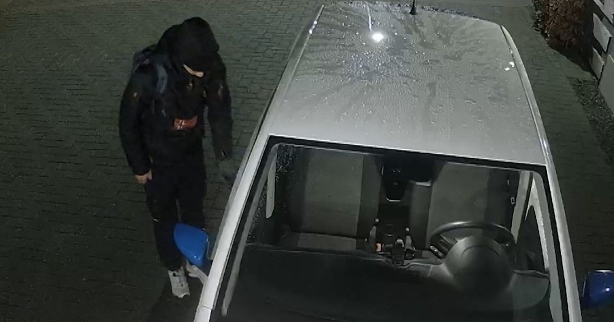 Drie mannen voelen autodeuren in Mariënberg en stelen jassen en laptop