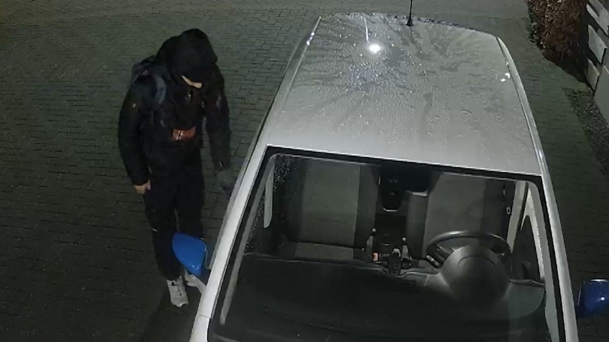 Drie mannen voelen autodeuren in Mariënberg en stelen jassen en laptop