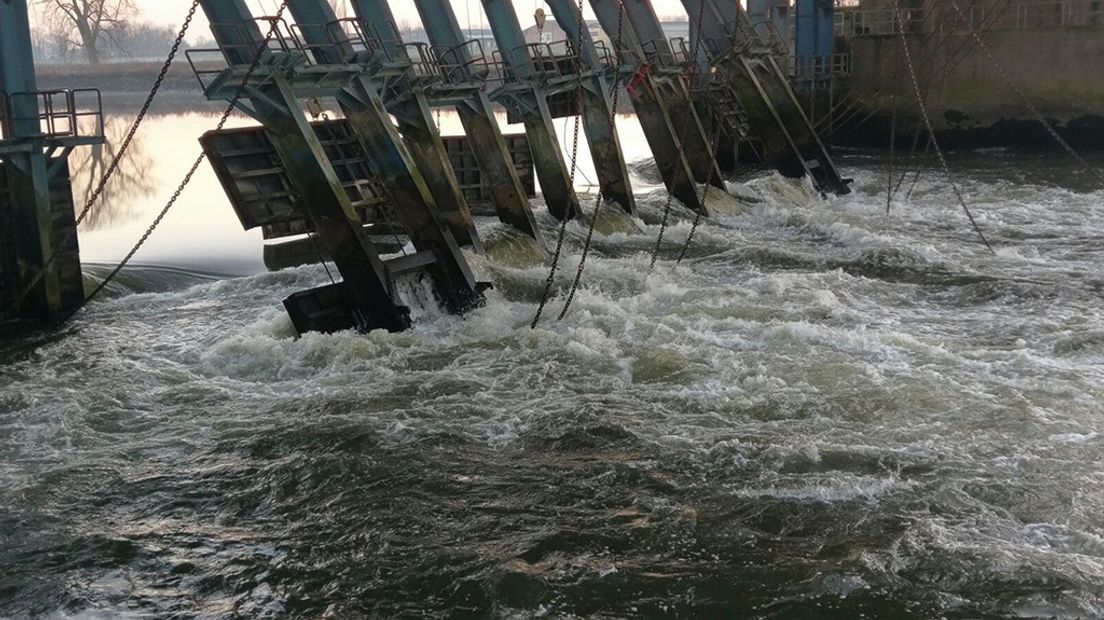 Het moet een enorme klap geweest zijn bij de stuw bij Grave. Een Duits binnenvaartschip botste donderdagavond tegen de stuw bij de Thompsonbrug. Bij de daglicht is de schade goed te zien.