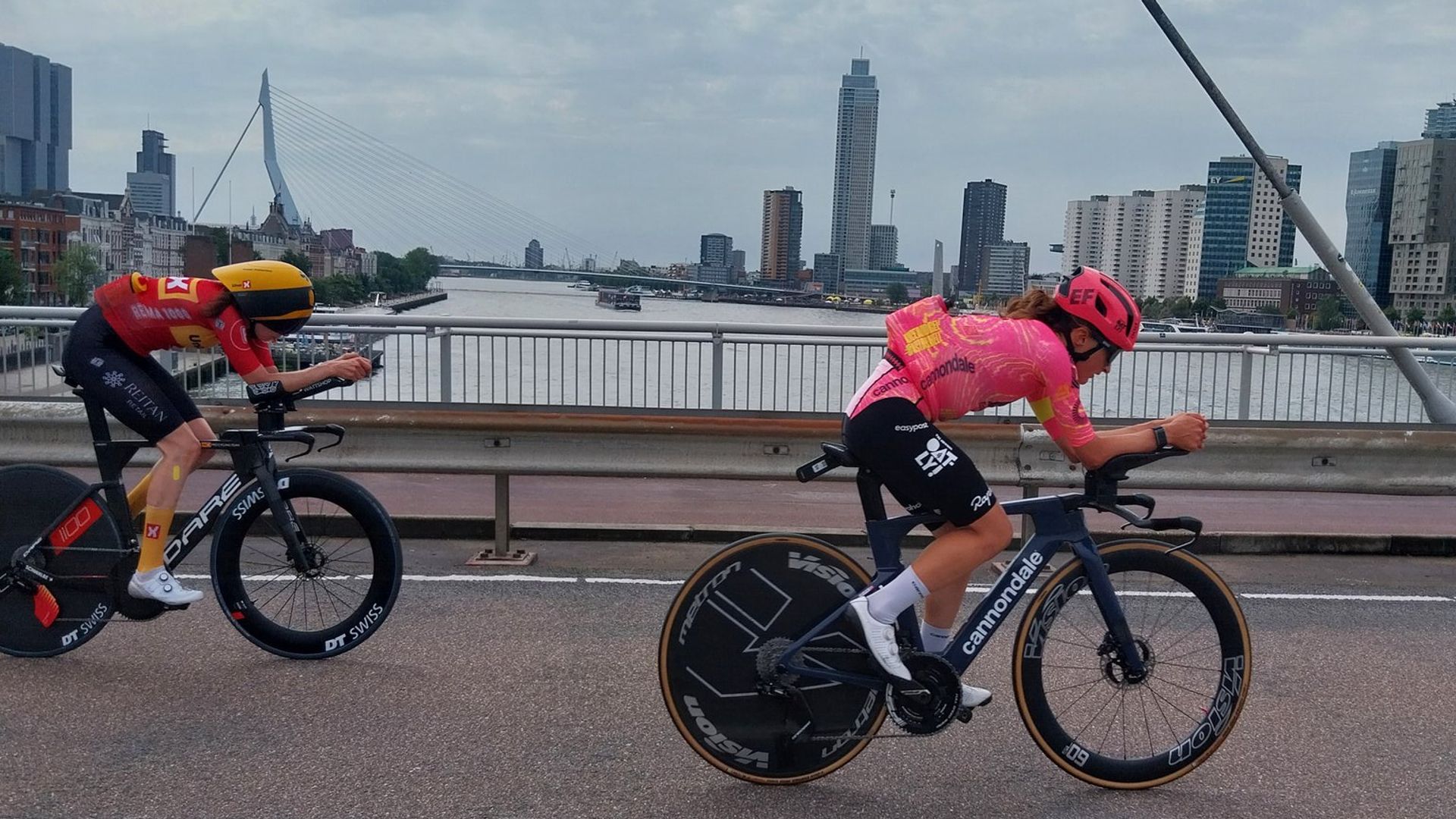 Renners over de Willemsbrug
