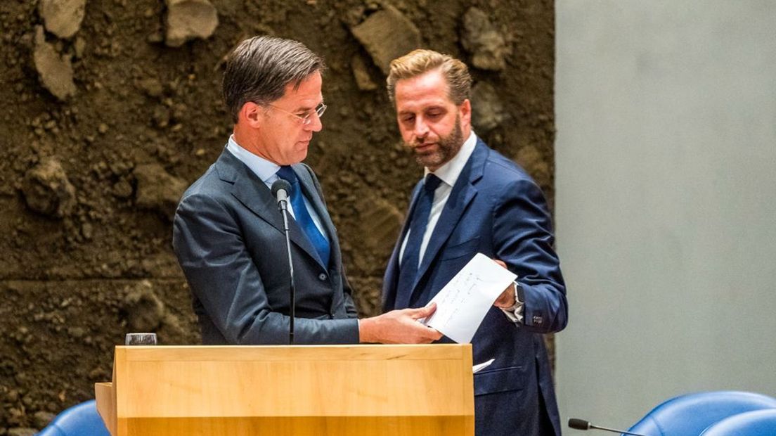 Mark Rutte en Hugo de Jonge tijdens een debat over het coronavirus.