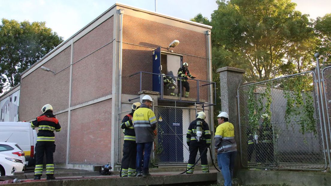 Brand in dit transformatorhuisje in Vinkeveen zou de oorzaak zijn van de grote stroomstoring.
