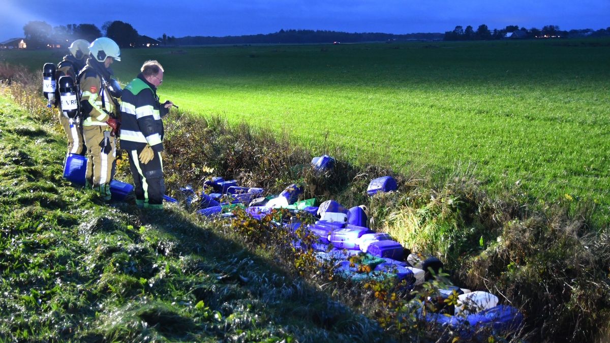 112-nieuws: Tientallen blauwe vaten in sloot gedumpt | Jongens (15) aangehouden met 9 kilo vuurwerk