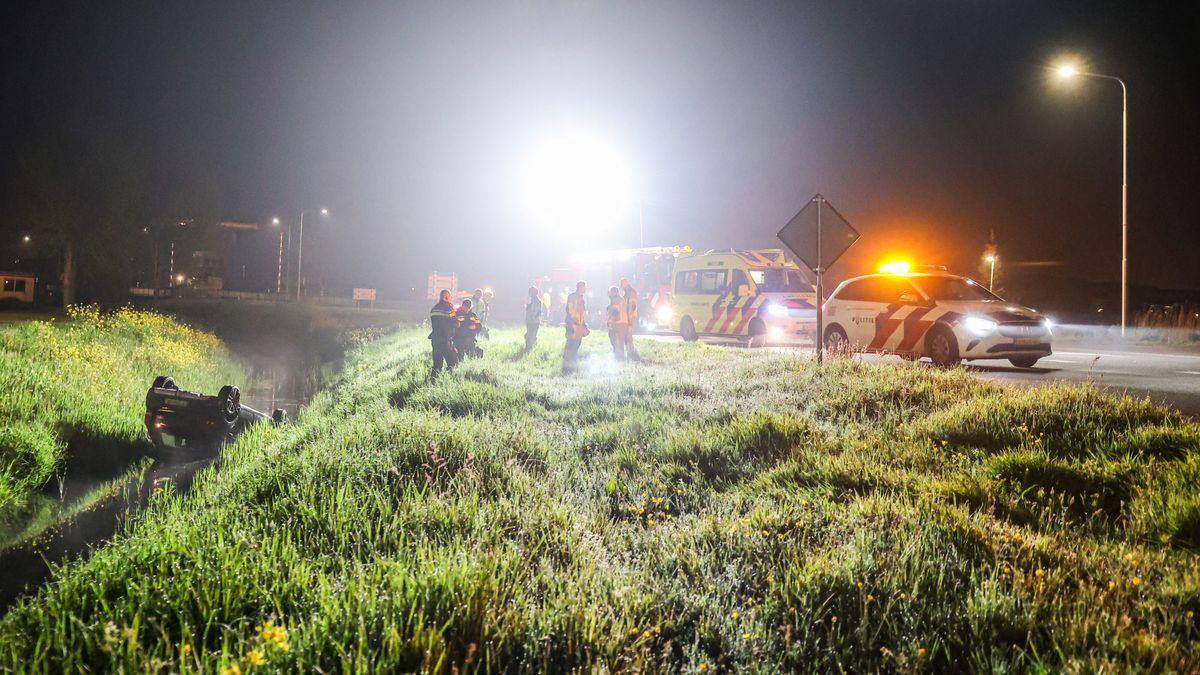 Burgemeester Fokkens niet blij met illegaal paasvuur Jubbega | Auto op de kop in de sloot bij Lemmer