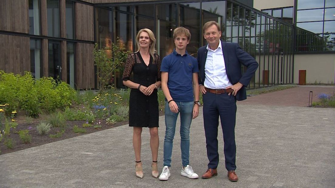 Carli, Roel en Gerrit  Hesselink poseren voor het bedrijf.