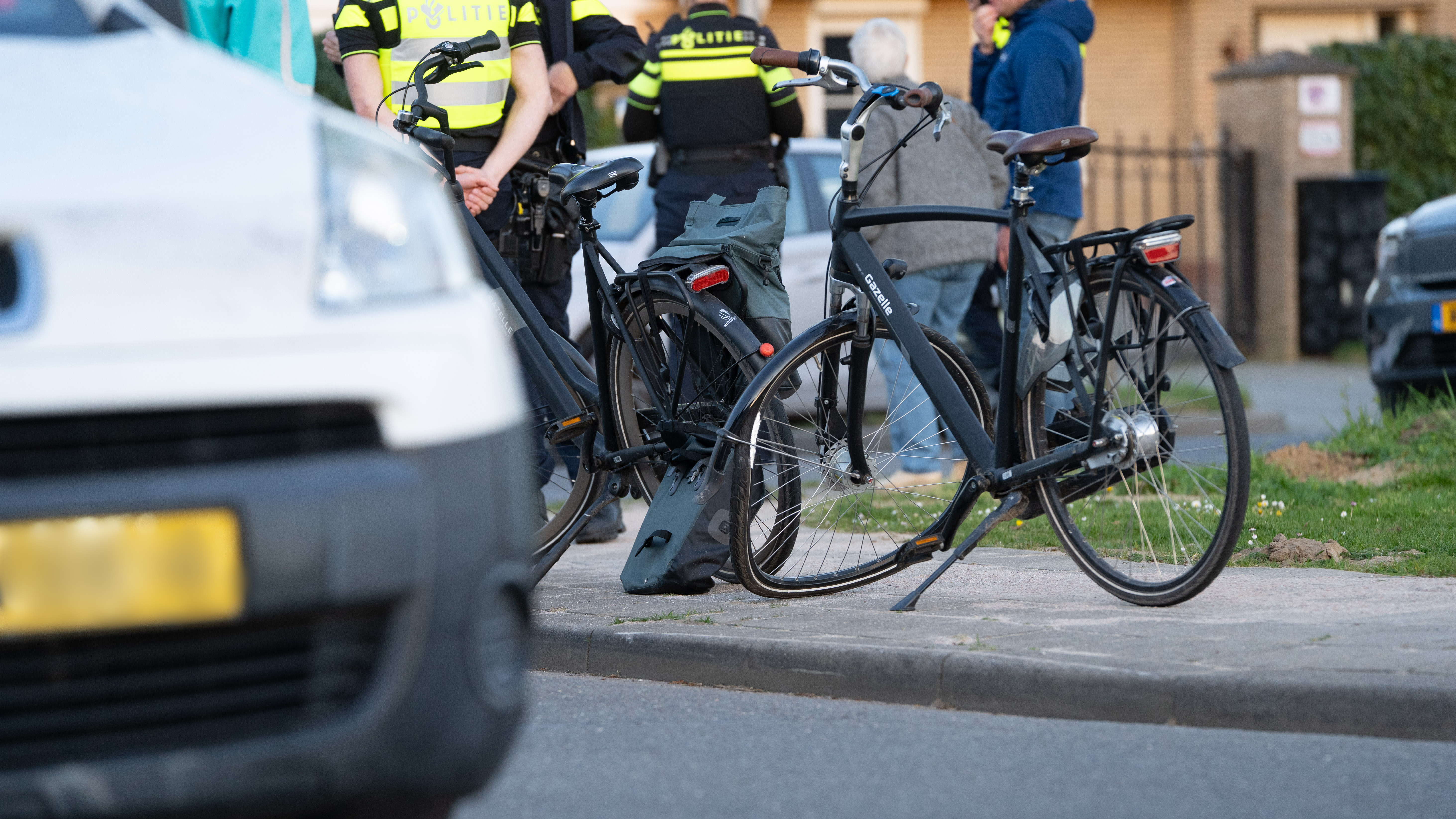 Fietser gewond na aanrijding met bestelbus in Deventer.