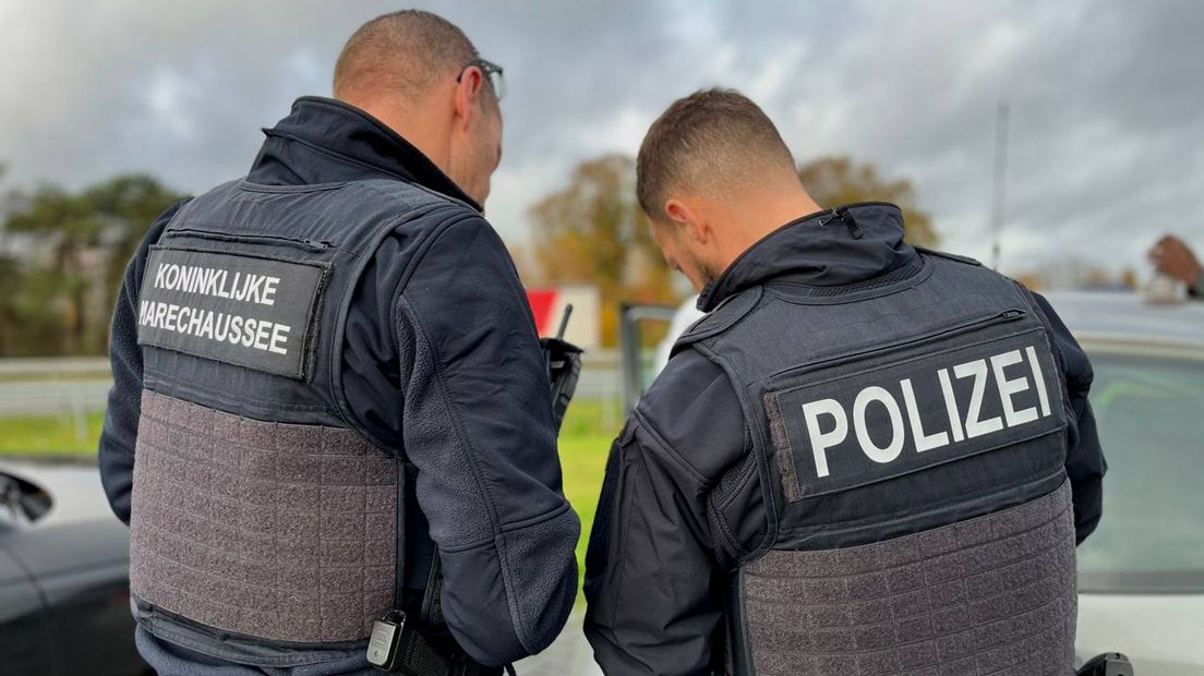 De Nederlandse politie en marechaussee werken samen met de Duitse bundespolizei en regiopolitie.