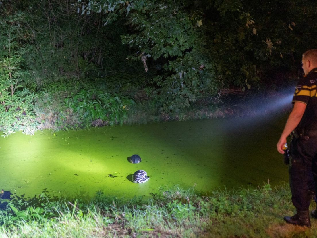 Twee helmen aangetroffen in sloot Alblasserdam