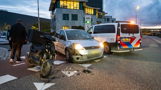 Maaltijdbezorger aangereden, flinke schade aan scooter en auto