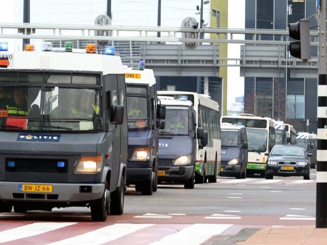 Escorte van Pegidademonstranten (Media TV)