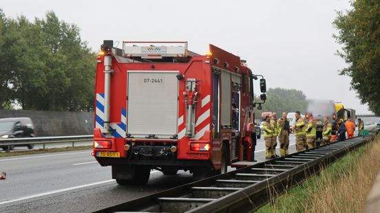 Accu's vliegen in brand op snelweg: brandweer rukt uit