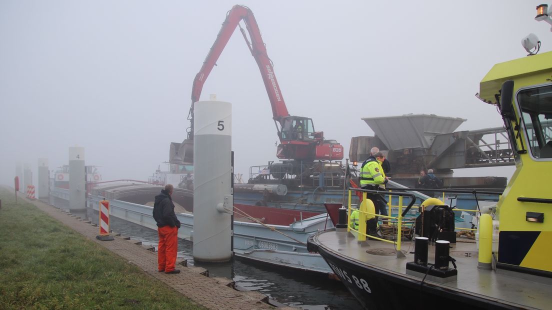 Schip lek na aanvaring op kanaal van Gent naar Terneuzen
