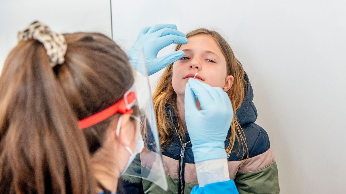 De GGD gaat de coronatest voor kinderen anders uitvoeren