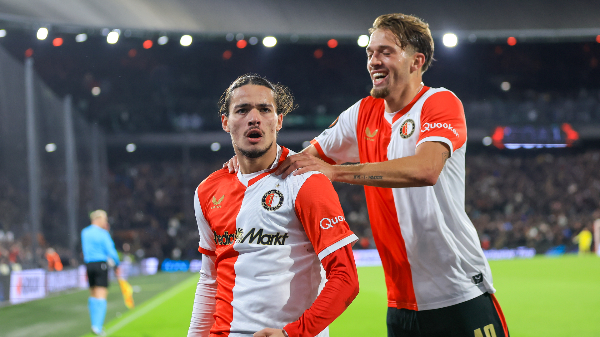 Hadj Moussa en Luciano Valente vieren samen de voorsprong op Panathinaikos