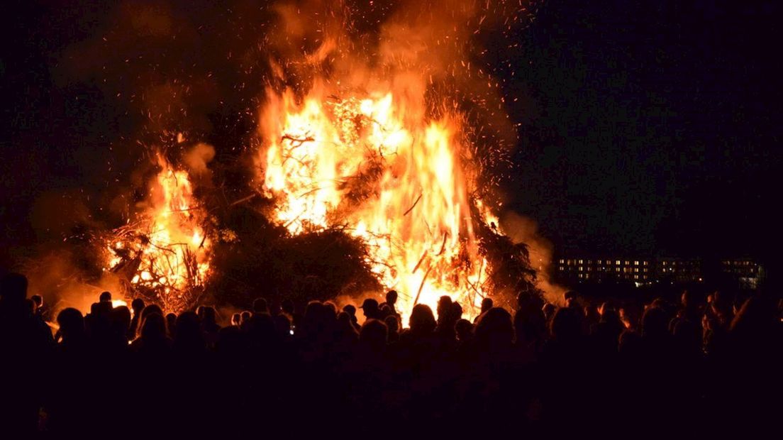 Het paasvuur achter de ijsfabriek in Hellendoorn